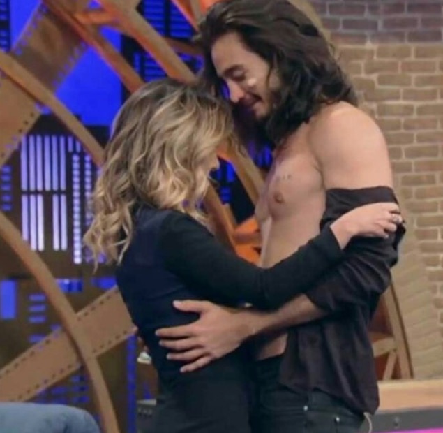 Tiago Iorc faz striptease e seduz Tatá Werneck no palco de programa