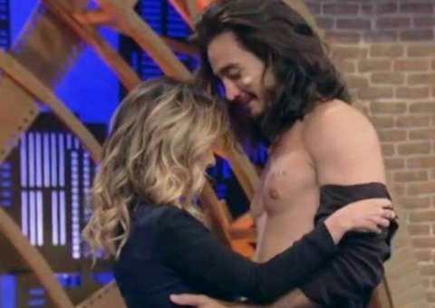 Tiago Iorc faz striptease e seduz Tatá Werneck no palco de programa