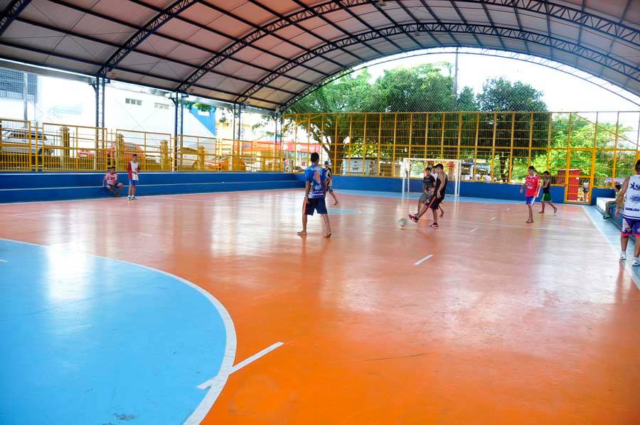 Comunidade recebe quadra de esportes revitalizada na Zona Oeste de Manaus