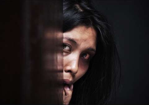 Esposa espancada tem face afundada após marido vê-la com cabelos pintados