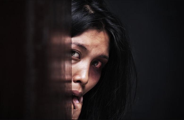 Esposa espancada tem face afundada após marido vê-la com cabelos pintados