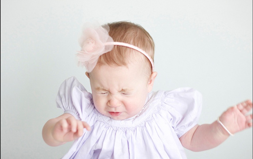 Por que meu bebê espirra tanto? Saiba as causas e quando se preocupar