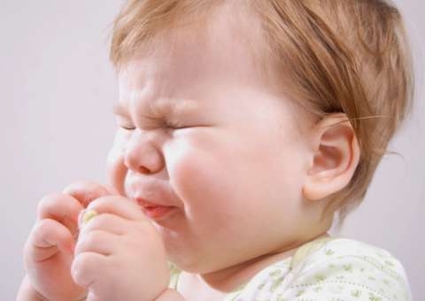 Por que meu bebê espirra tanto? Saiba as causas e quando se preocupar