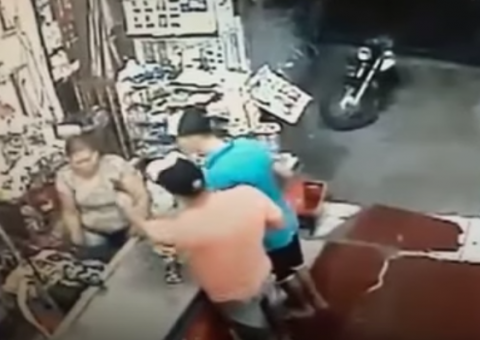 Homens se passam por clientes e assaltam mercadinho na zona Sul de Manaus