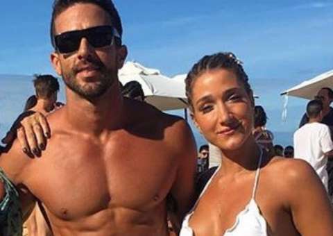 De biquíni, musa fitness Gabriela Pugliesi faz festão pré-casamento em praia