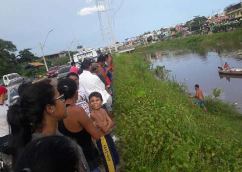 Motorista perde o controle e carro entra em igarapé de Manaus