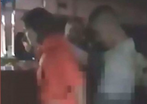 Casal é filmado fazendo sexo em pista de dança em boate 