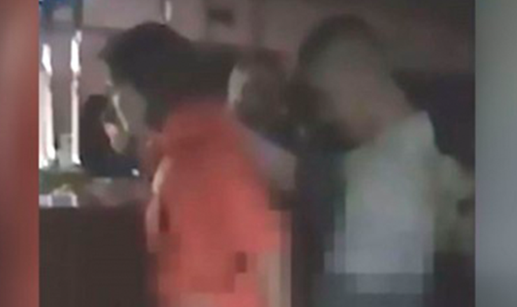 Casal é filmado fazendo sexo em pista de dança em boate 