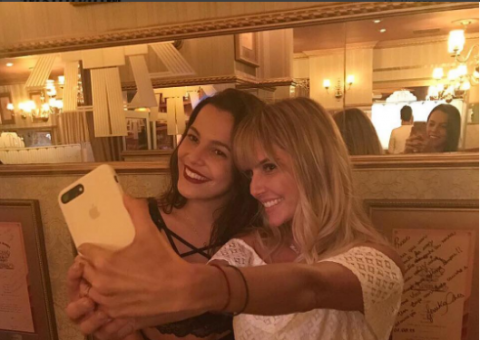 Deborah Secco tieta ex-BBB Emilly no Rio e gêmea fica deslumbrada 