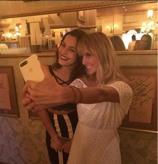 Deborah Secco tieta ex-BBB Emilly no Rio e gêmea fica deslumbrada 