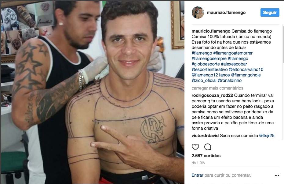 Homem tatua camisa do Flamengo no corpo em tamanho real 