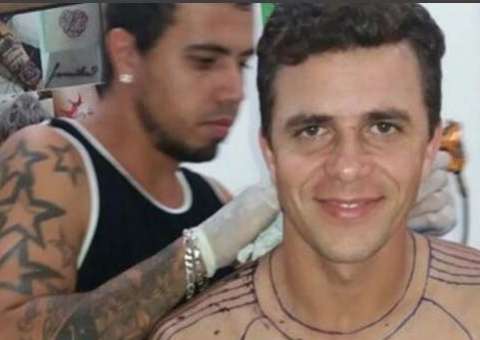 Homem tatua camisa do Flamengo no corpo em tamanho real 