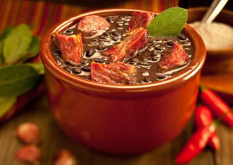 Nacer celebra aniversário com feijoada beneficente