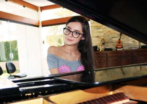 Marcella Bártholo vai apresentar pocket show na Saraiva e anuncia apresentações no Teatro Amazonas