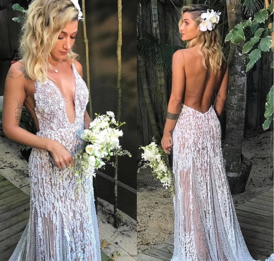 Gabriela Pugliesi se casa à beira mar com vestido deslumbrante. Veja fotos