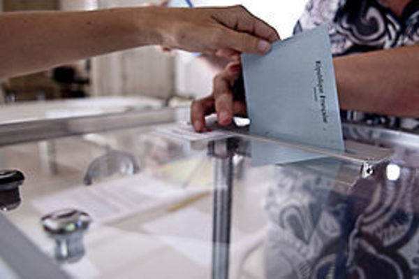 Franceses irão às urnas neste domingo para escolher o presidente do país