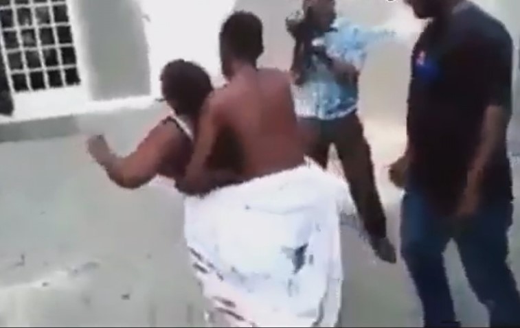 Homem fica 'preso' durante sexo com esposa do melhor amigo e acredita que foi feitiço