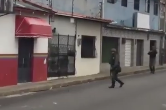 Vídeo: Mulher filma momento em que é baleada por soldado