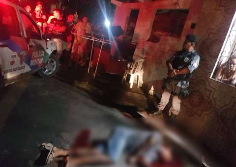 Homem é morto a tiros e outro fica ferido na frente de casa em Manaus
