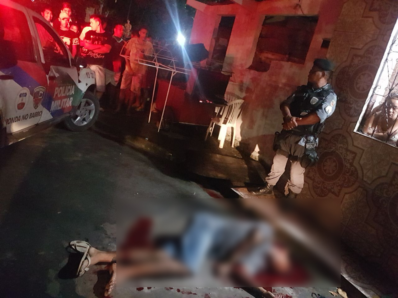 Homem é morto a tiros e outro fica ferido na frente de casa em Manaus