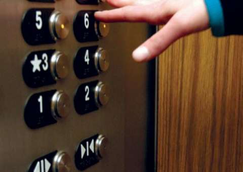 Homem escapa após elevador cair de vários andares na Ponta Negra