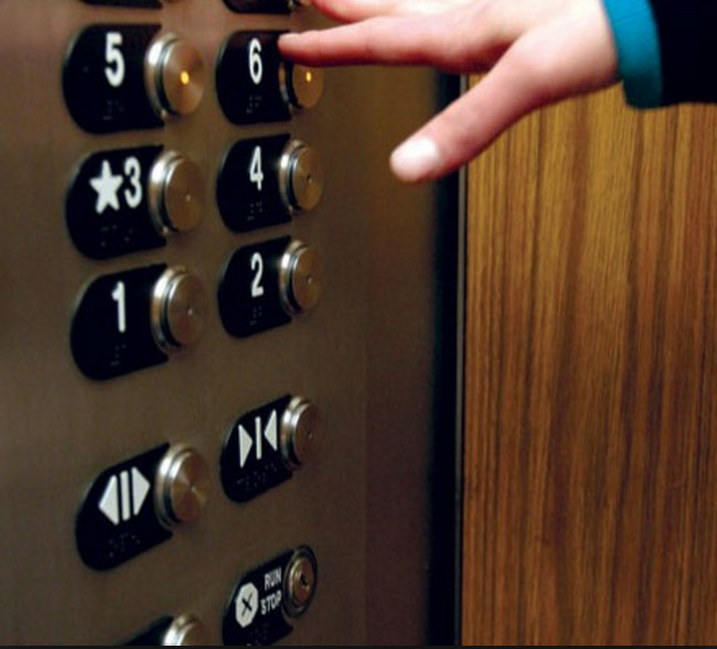 Homem escapa após elevador cair de vários andares na Ponta Negra