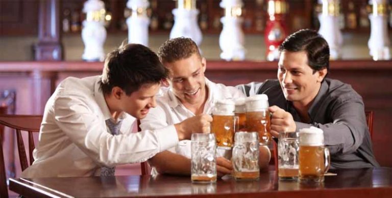 Estudo afirma que homens precisam sair para beber, ao menos duas vezes por semana