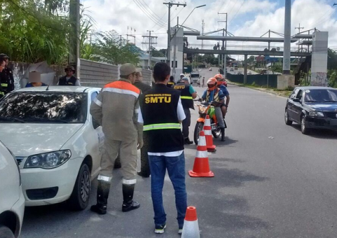 16 veículos de transporte irregular são apreendidos durante operação em Manaus
