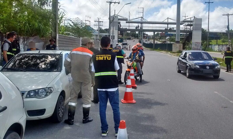 16 veículos de transporte irregular são apreendidos durante operação em Manaus