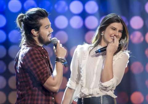  Luan Santana e Camila Queiroz cantam música romântica juntinhos e fãs piram: 'shippando'