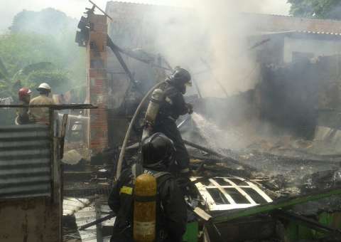 Casa é destruída durante incêndio na zona Sul de Manaus
