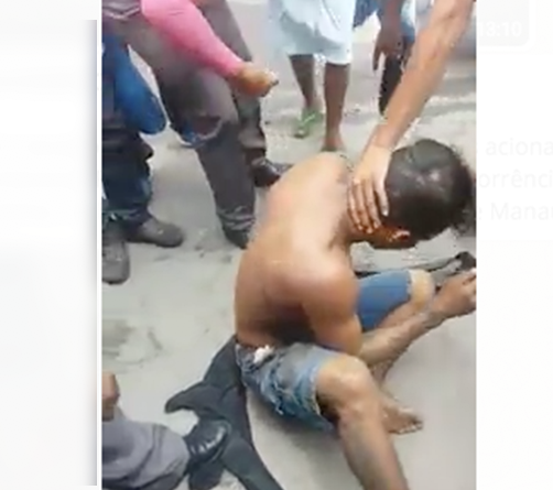 Populares reagem a assalto em ônibus e espancam suspeito em Manaus