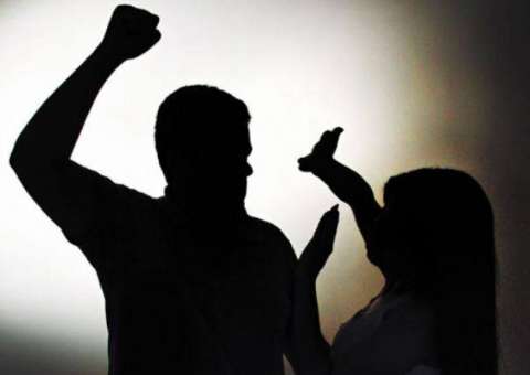 No AM, mulher é atingida por golpe de terçado na cabeça e marido é detido