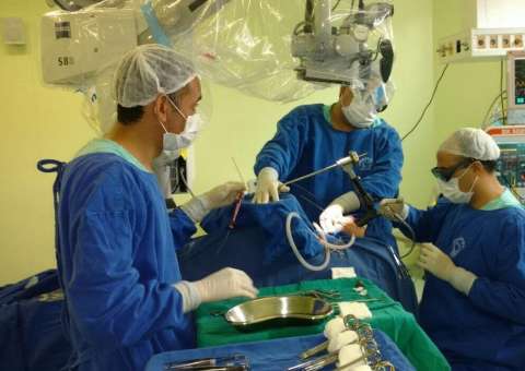 FCecon realiza a primeira cirurgia a laser para o tratamento do câncer de laringe