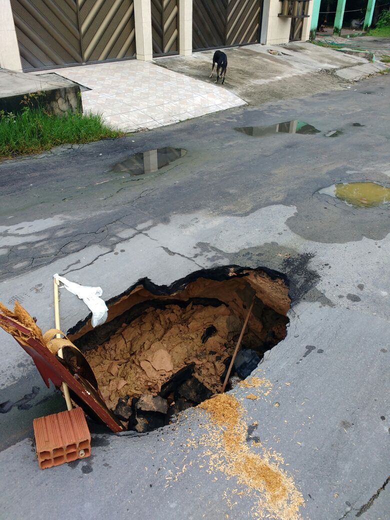 Obra mal acabada deixa cratera em rua de Manaus e moradores reclamam