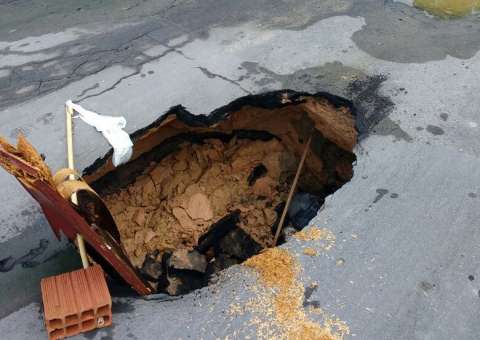 Obra mal acabada deixa cratera em rua de Manaus e moradores reclamam