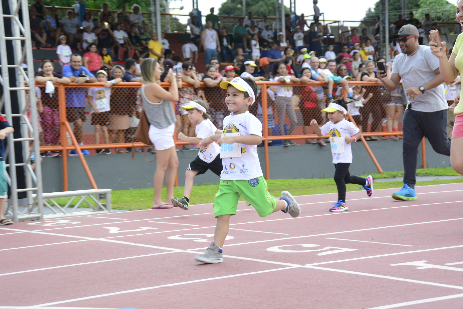 Mais de 500 crianças participam da Corridinha Tiradentes na Vila Olímpica da Manaus