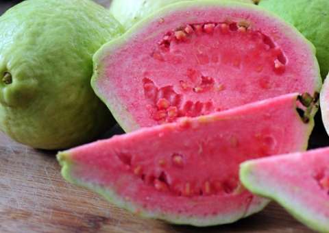 Com poder anti-inflamatório goiaba deve ser incluída na sua alimentação diária 