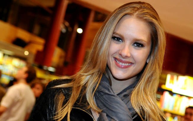 Gianne Albertoni exibe brilho e beleza em evento de moda em Manaus