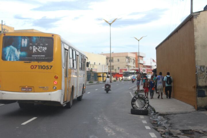 Bandidos assaltam ônibus e amedrontam populares na zona Leste de Manaus