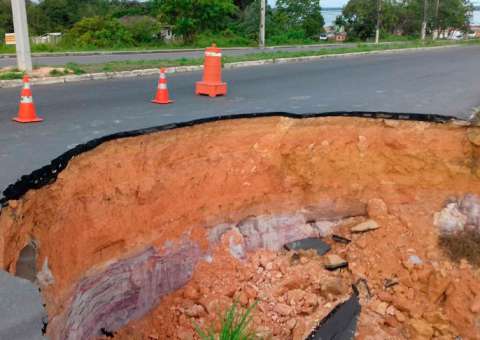 Após chuvas constantes, cratera se abre na BR-319 e coloca tráfego de caminhões em risco