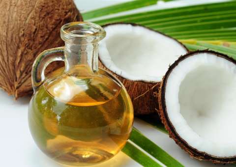 Óleo de coco pode fazer você anos mais jovem se usar desta maneira