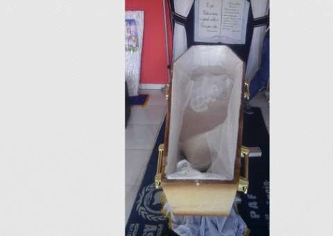 Velório é interrompido e corpo é levado pela Polícia