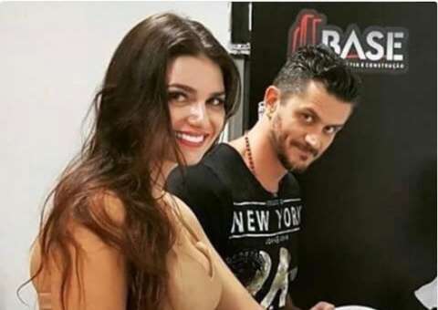 Ex-BBB Marcos surge com mulherão em foto e fãs suspeitam de romance