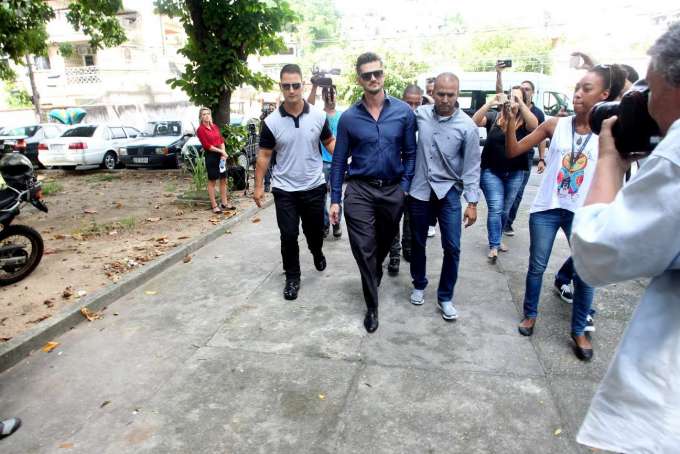 Ministério Público denuncia ex-BBB Marcos por agressão a Emilly