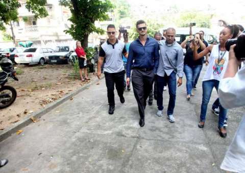 Ministério Público denuncia ex-BBB Marcos por agressão a Emilly