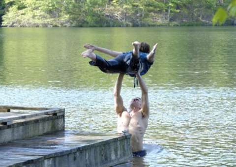 Remake de Dirty Dancing ganha teaser com Abigail Breslin