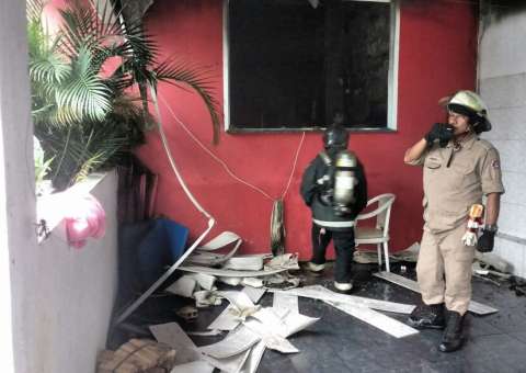 Casa é destruída por incêndio causado por curto-circuito em Manaus