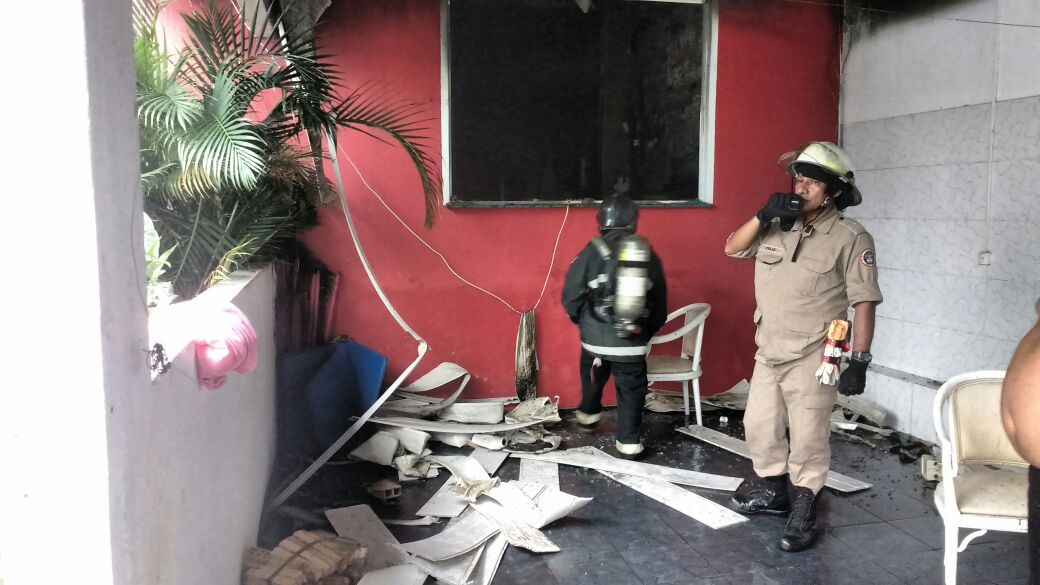 Casa é destruída por incêndio causado por curto-circuito em Manaus