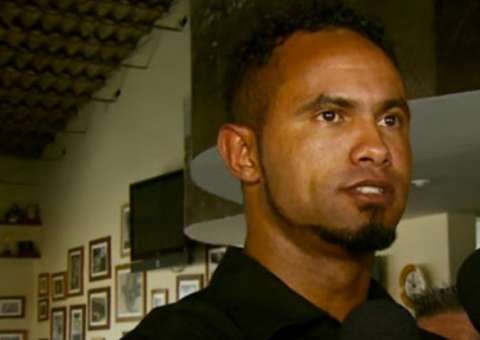 Após se entregar, goleiro Bruno é liberado e deve se apresentar a juiz nesta quarta
